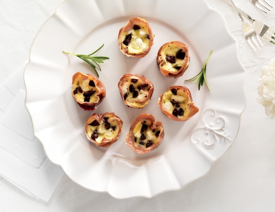 Mini quiches in prosciutto cups