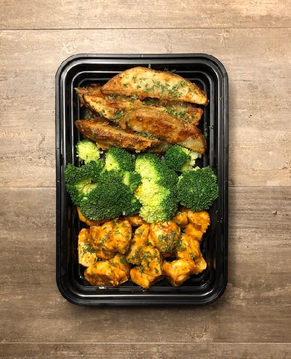 Buffalo chicken & garlic parmesan potatoes - the meal prep manual