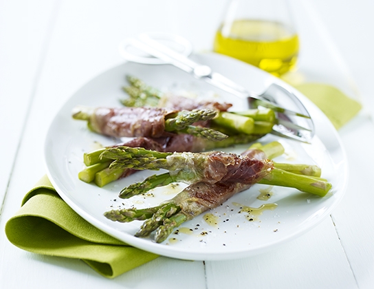 Grilled prosciutto and asparagus bundles