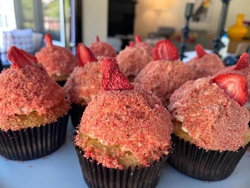 Ice cream truck-style strawberry shortcake cupcakes recipe