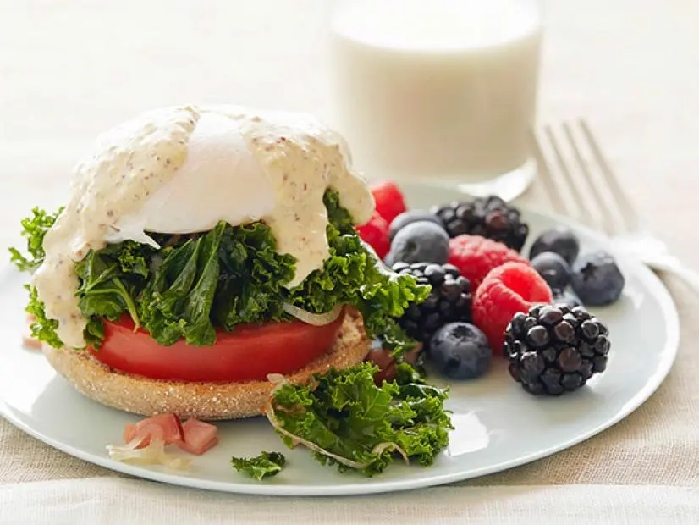 Kale and tomato eggs benedict with berries recipe