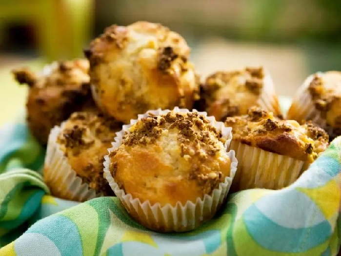 Yogurt-fruit muffins with bran crumb topping recipe
