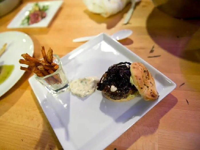 Lamb burgers with caramelized red onions, mayoli and feta recipe