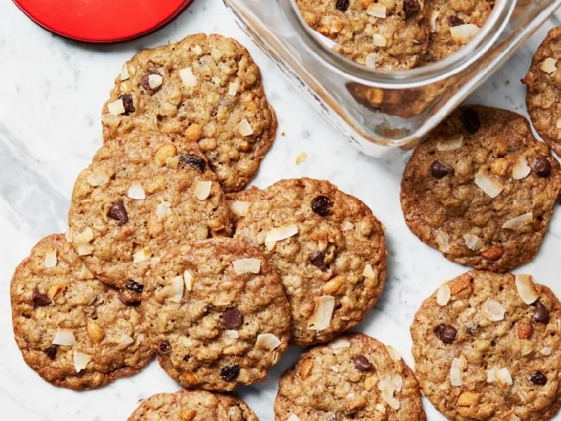 Oatmeal cookies with peanuts, raisins and chocolate chips recipe
