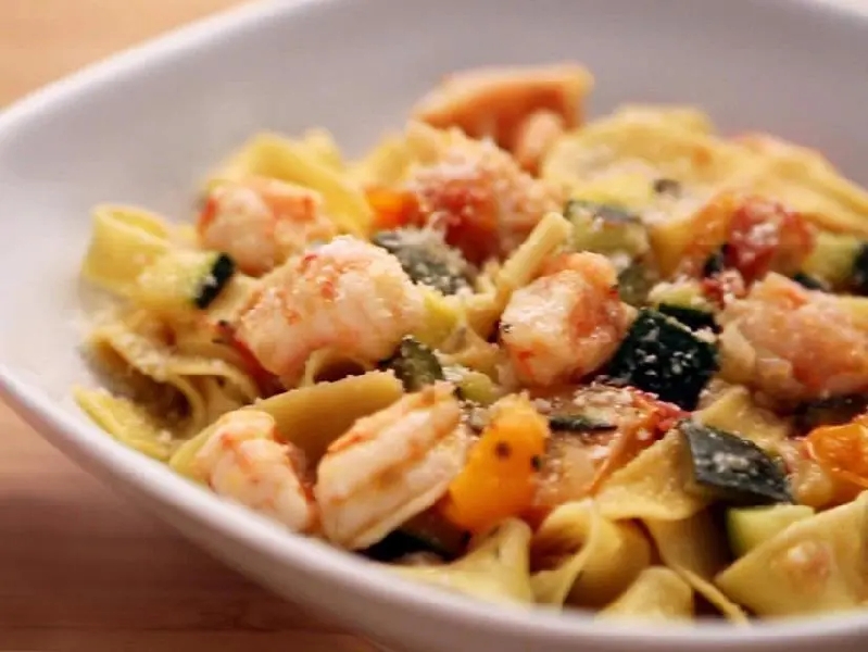 Tagliatelle with shrimp, zucchini and cherry tomatoes recipe