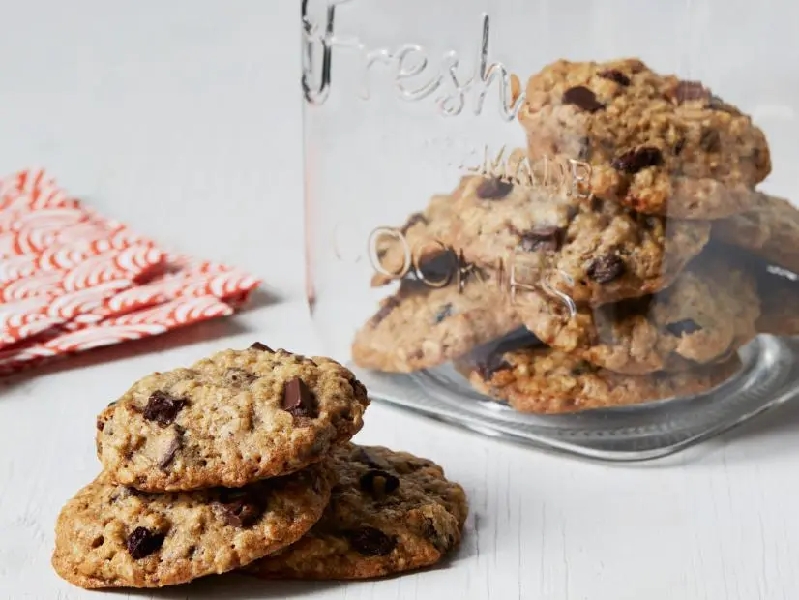 Oatmeal cookies with chocolate chunks and raisins recipe
