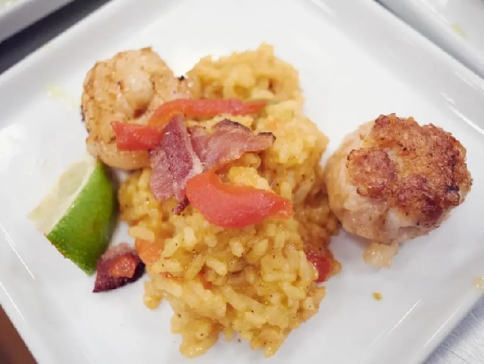 Paella with prosciutto-chicken patty recipe