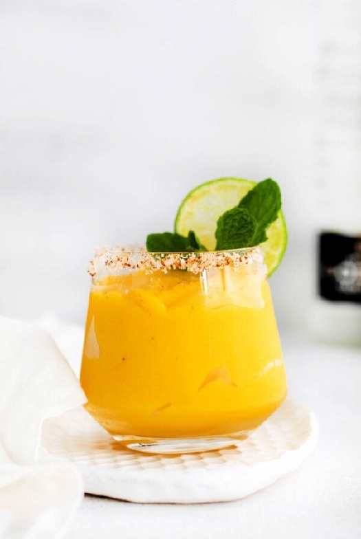 Frozen mango margarita
