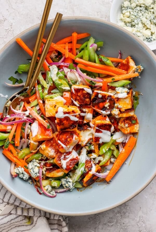 Crispy buffalo halloumi salad