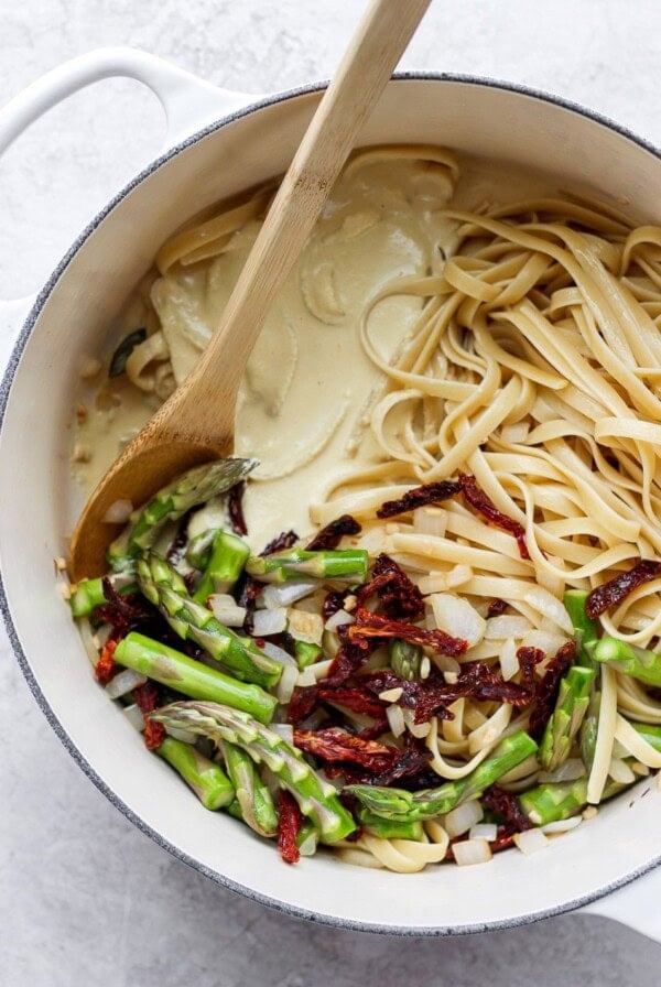 Creamy vegan asparagus pasta