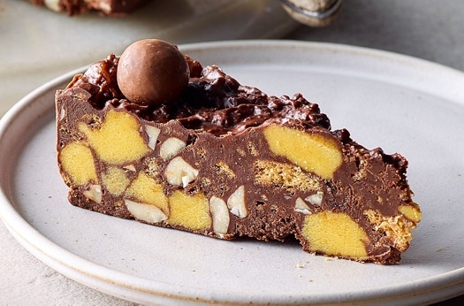Simnel-spiced fridge cake