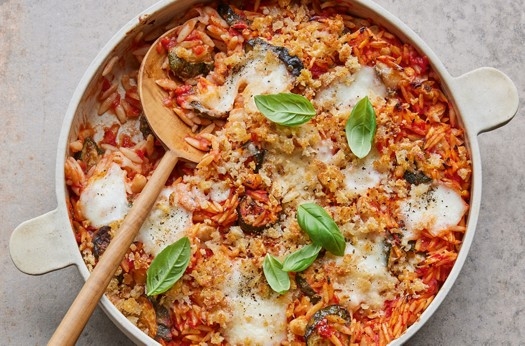 Baked orzo with white beans, courgette & tomato