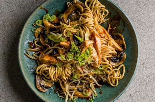 Chilli chicken & mushroom stir fry with noodles