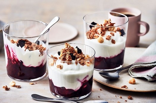 Berry and granola yogurt pots