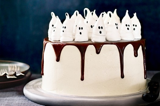 Halloween meringue ghosts