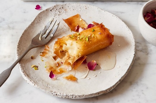 Znud al sit (crispy cream-filled rolls)