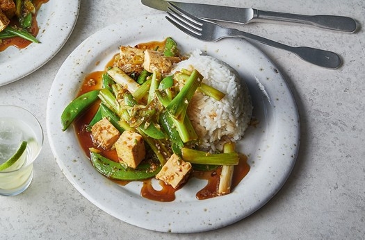 Salad onion, tofu & sugar snap stir fry