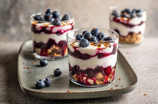 Granola & blueberry fool