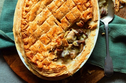 Organic chicken, leek & mushroom puff pie