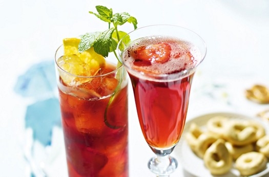 Strawberry pimm's & lemonade