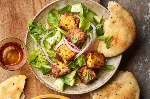 Tikka paneer salad with pink onions & naan
