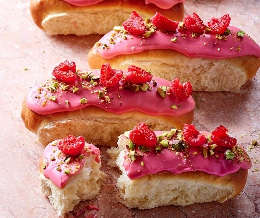 Raspberry iced buns