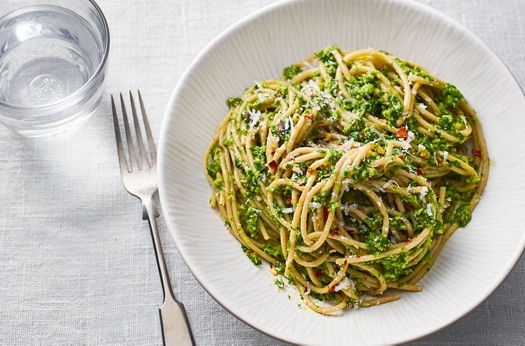 Wholewheat pasta with kale, pea and walnut pesto