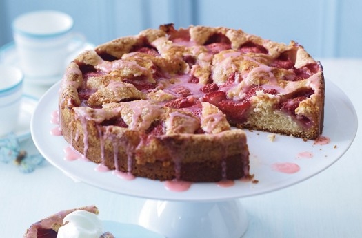 Strawberry drizzle cake