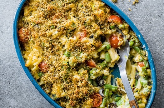 Creamy macaroni bake with mediterranean sprinkles