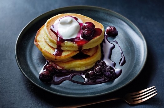 Lemon & ricotta hotcakes with blueberry syrup