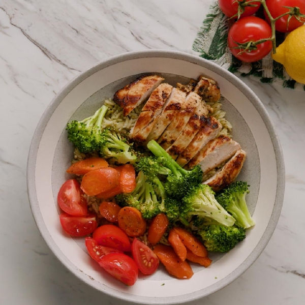 Lemony-pesto chicken rice bowl