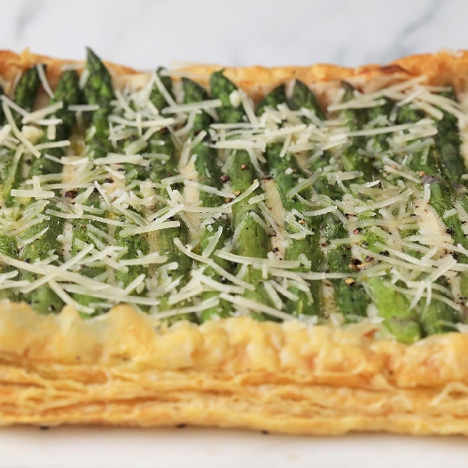 Cheesy asparagus tart