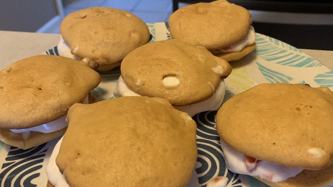 Strawberry whoopie pies