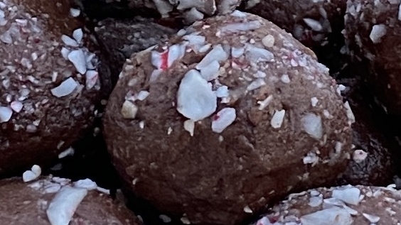 2-ingredient chocolate-peppermint balls