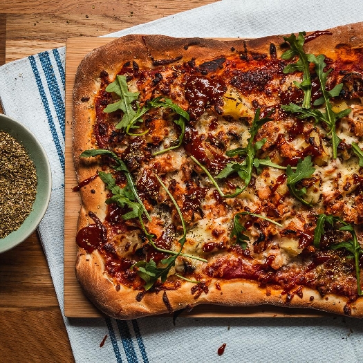 Hawaiian bbq pulled jackfruit pizza
