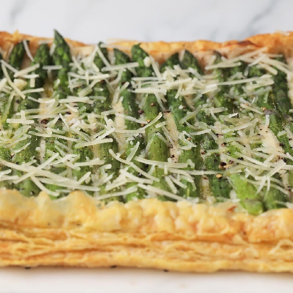 Cheesy asparagus tart