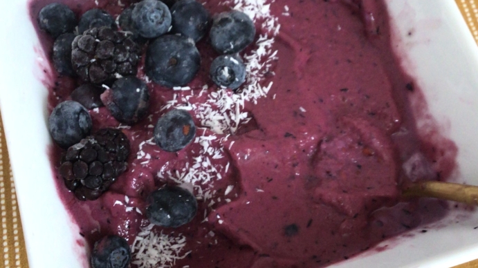 Very berry smoothie bowl