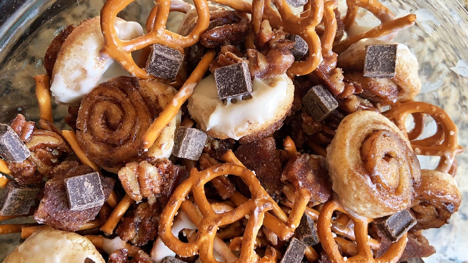 Mini cinnamon roll snack mix