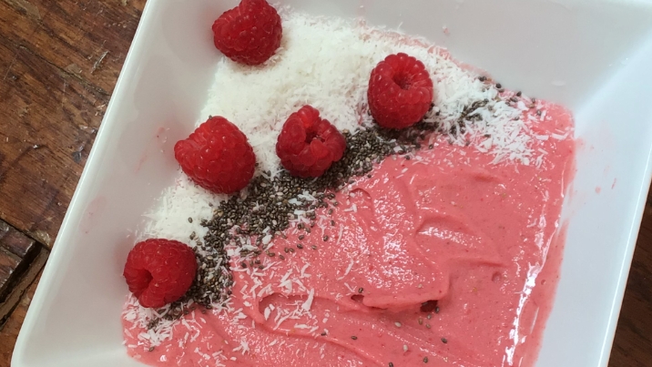 Banana raspberry smoothie bowl