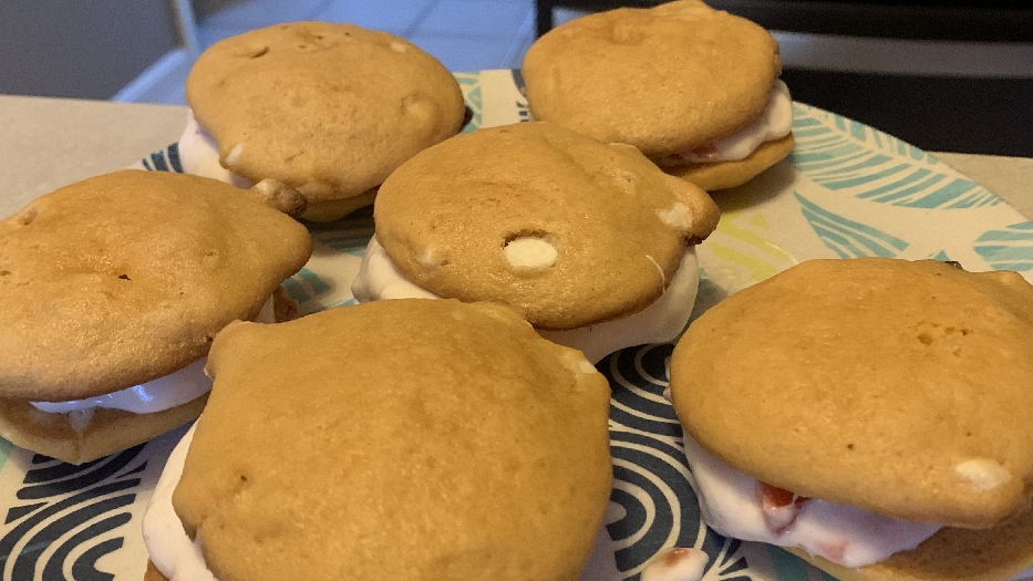 Strawberry whoopie pies