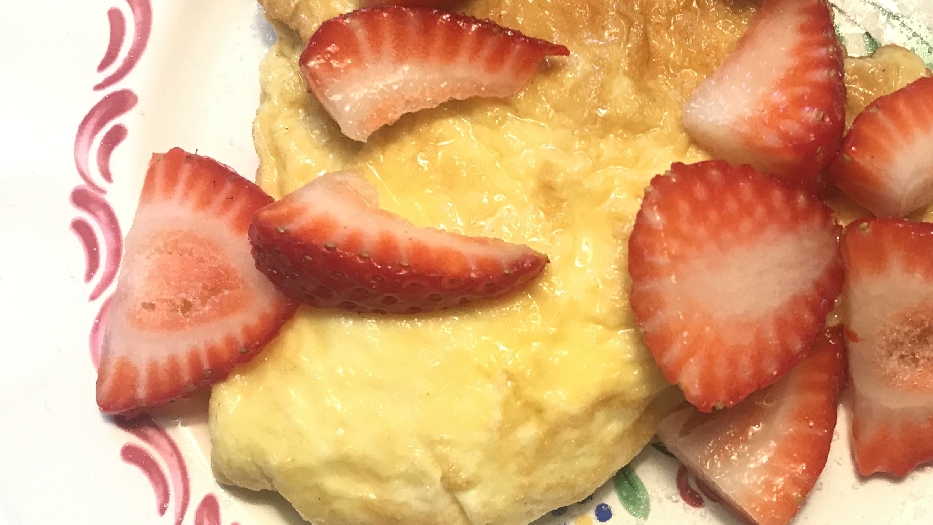 Scrambled eggs and strawberries