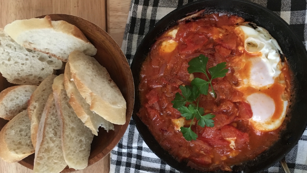 Spicy shakshuka with maple syrup