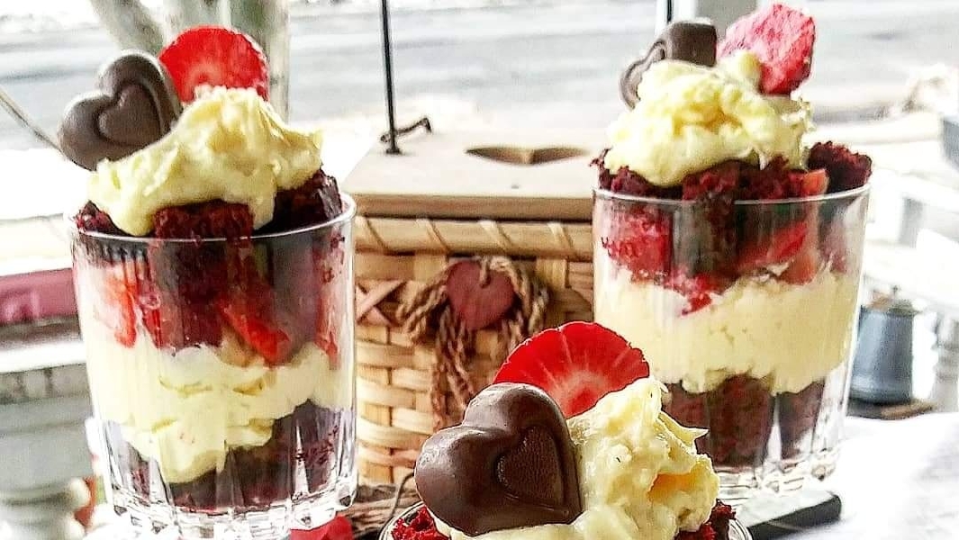 3-ingredient red velvet strawberry cheesecake parfaits