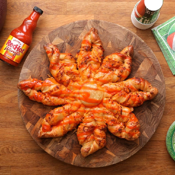 Buffalo chicken star bread