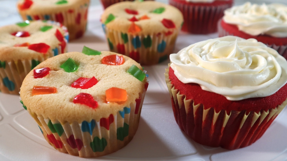 Quick & easy homemade cupcake recipe - vanilla & red velvet
