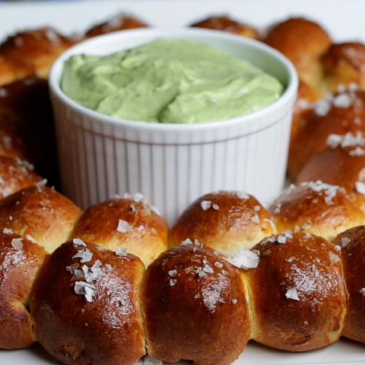 Jalapeño popper pretzel ring