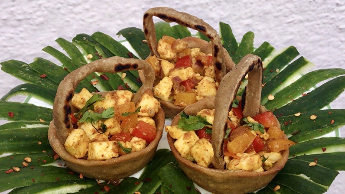 Sauteed cottage cheese in baked baskets
