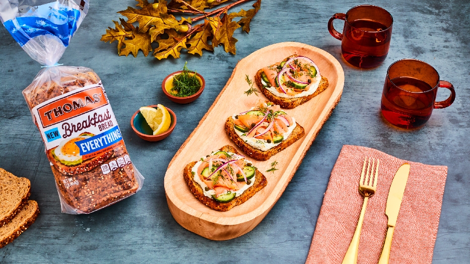 Lemony smoked salmon toasts