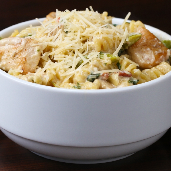 One-pot creamy chicken bacon veggie pasta