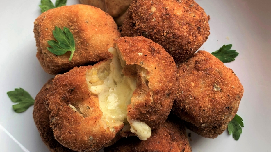 Croquettes with plantain, pumpkin seed, mozzarella and pancetta
